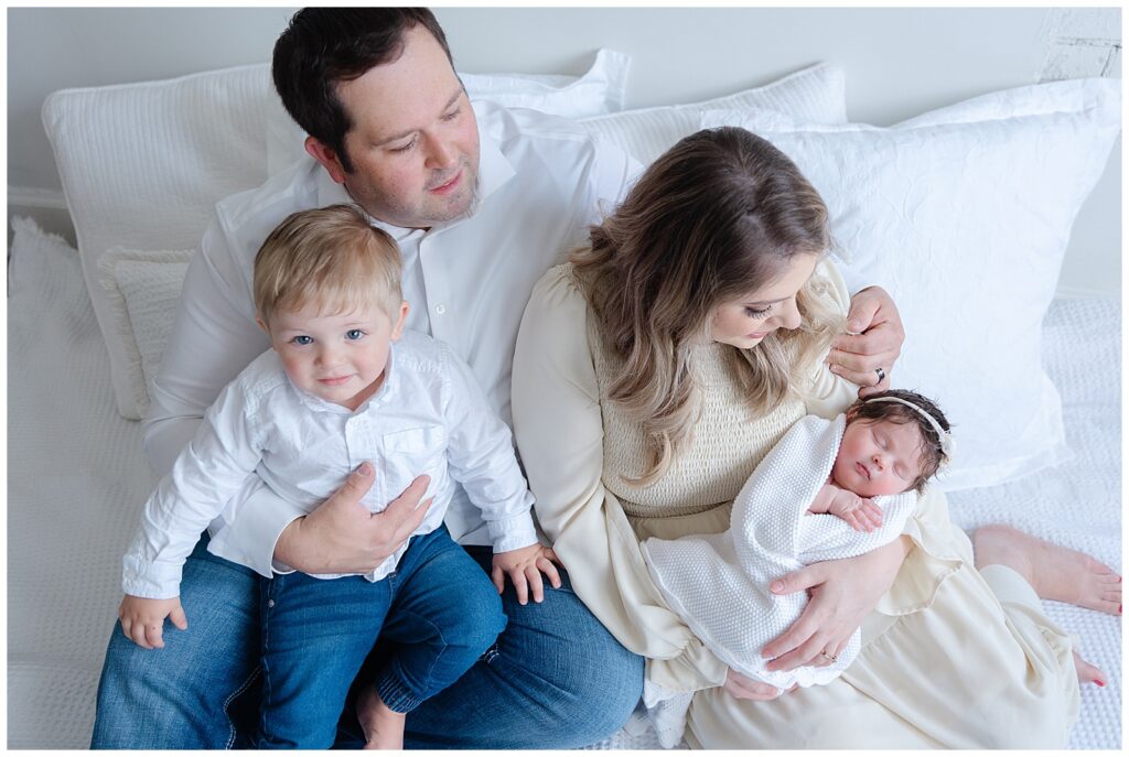 family newborn picture minimalistic - Newborn Photographer in Shreveport